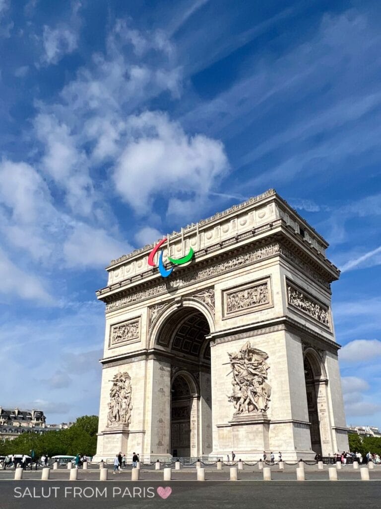 The Arc de Triomphe with the logo of the Paralympics 2024
