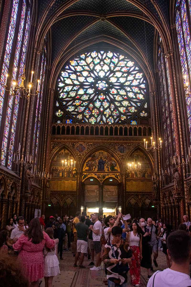 Image of visitors in Sainte Chapelle Paris