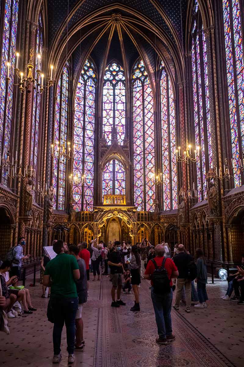 Image of people visiting Sainte Chapelle Paris